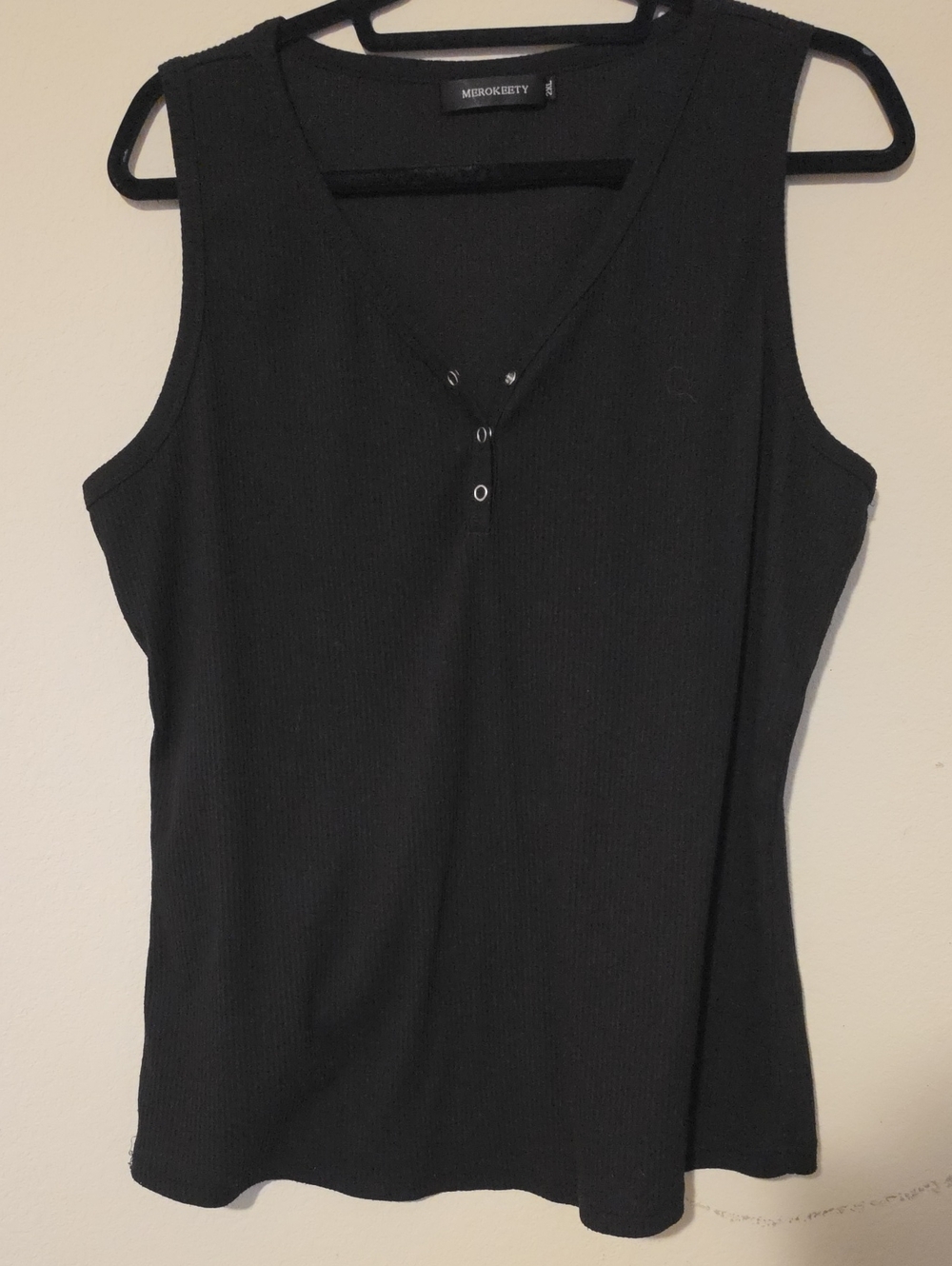 Mero&Kety Black Ribbed V-Neck Tank Top